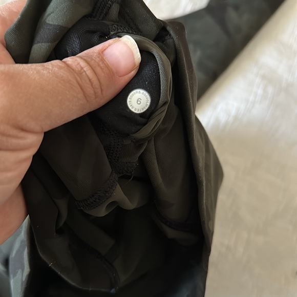 ❤️ Lululemon Highrise Wunder Under , green camo, Size 6 - Picture 3 of 4